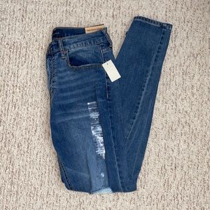 Brand new, never worn size 6 Aeropostale cheeky jegging.